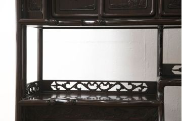 ヴィンテージ家具　黒檀　松竹梅の意匠がお見事!　丁寧な作り込みが上質な雰囲気を醸し出す飾り棚(茶棚、戸棚、ビンテージ)(R-052116)