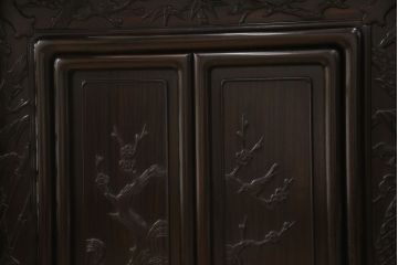 ヴィンテージ家具　黒檀　松竹梅の意匠がお見事!　丁寧な作り込みが上質な雰囲気を醸し出す飾り棚(茶棚、戸棚、ビンテージ)(R-052116)