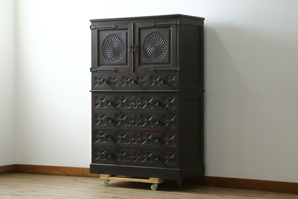 最高級品!!　和製ヴィンテージ　1950年から1960年頃　神戸洋家具　緻密な彫りの意匠が見事なオーク材製チェスト　(R-052117)