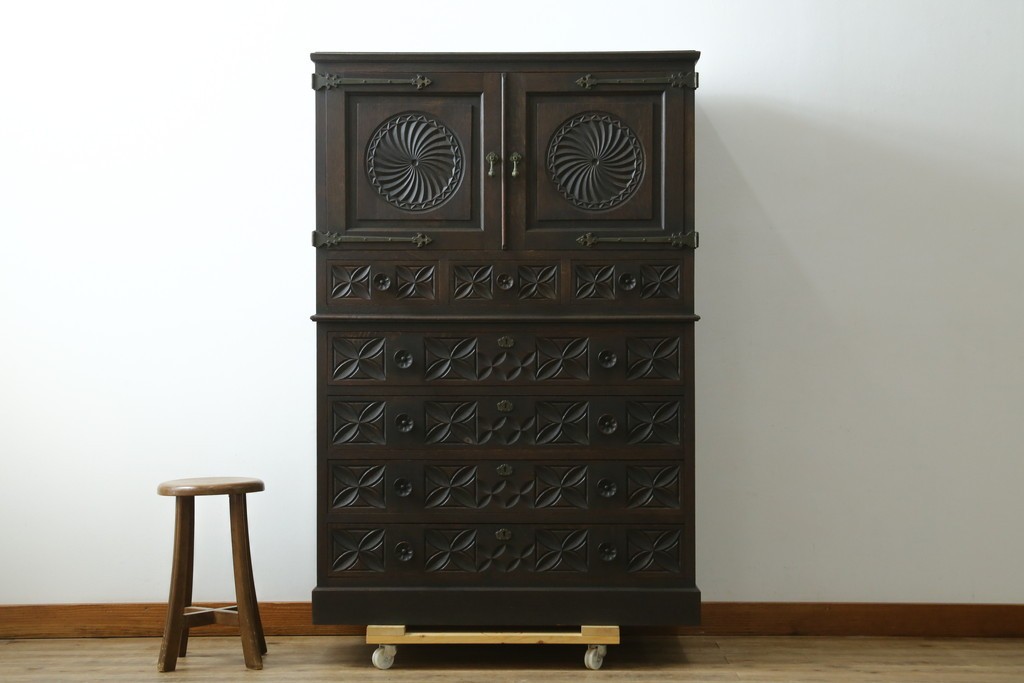最高級品!!　和製ヴィンテージ　1950年から1960年頃　神戸洋家具　緻密な彫りの意匠が見事なオーク材製チェスト　(R-052117)