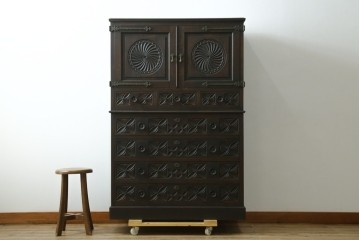 最高級品!!　和製ヴィンテージ　1950年から1960年頃　神戸洋家具　緻密な彫りの意匠が見事なオーク材製チェスト　(R-052117)