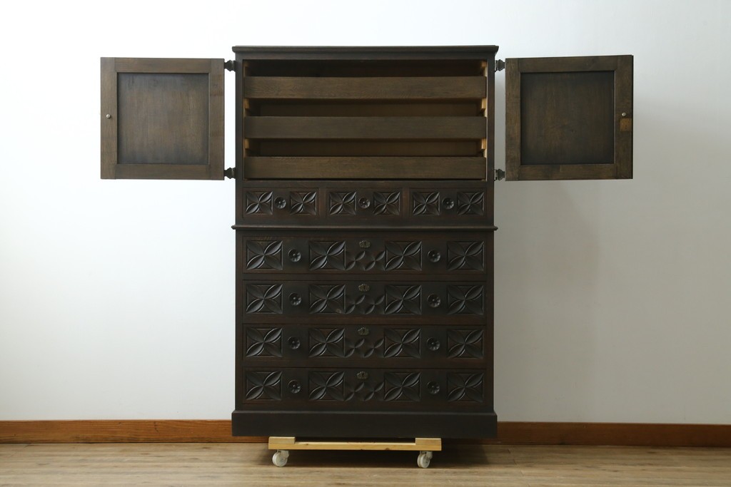 最高級品!!　和製ヴィンテージ　1950年から1960年頃　神戸洋家具　緻密な彫りの意匠が見事なオーク材製チェスト　(R-052117)