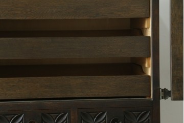 最高級品!!　和製ヴィンテージ　1950年から1960年頃　神戸洋家具　緻密な彫りの意匠が見事なオーク材製チェスト　(R-052117)
