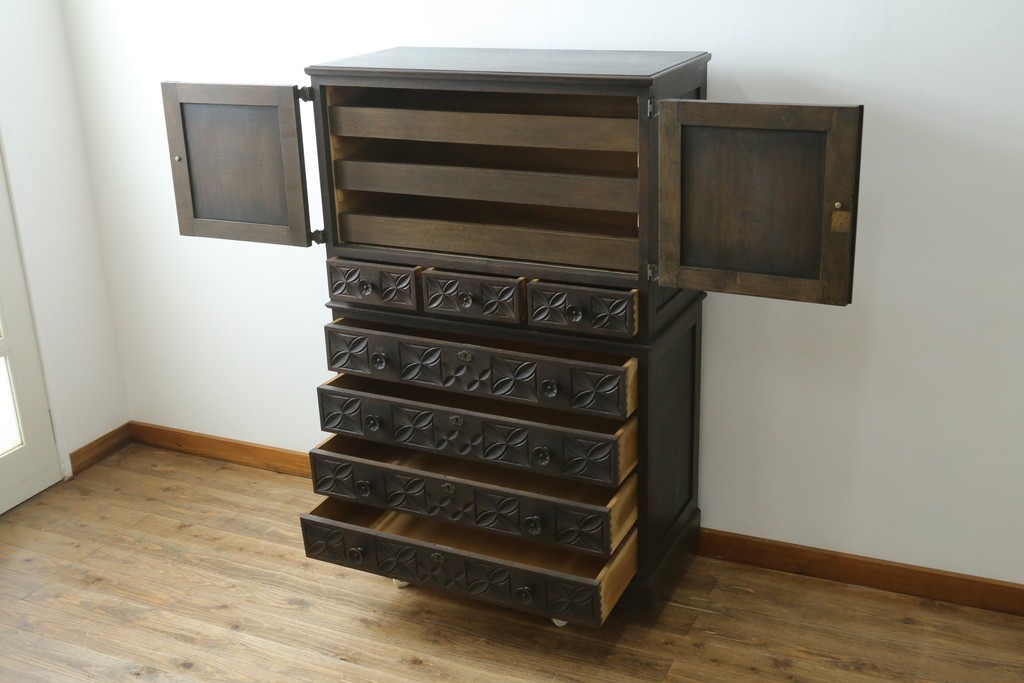 最高級品!!　和製ヴィンテージ　1950年から1960年頃　神戸洋家具　緻密な彫りの意匠が見事なオーク材製チェスト　(R-052117)