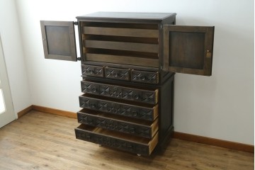 最高級品!!　和製ヴィンテージ　1950年から1960年頃　神戸洋家具　緻密な彫りの意匠が見事なオーク材製チェスト　(R-052117)