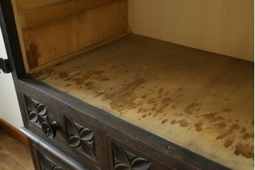 最高級品!!　和製ヴィンテージ　1950年から1960年頃　神戸洋家具　緻密な彫りの意匠が見事なオーク材製チェスト　(R-052117)