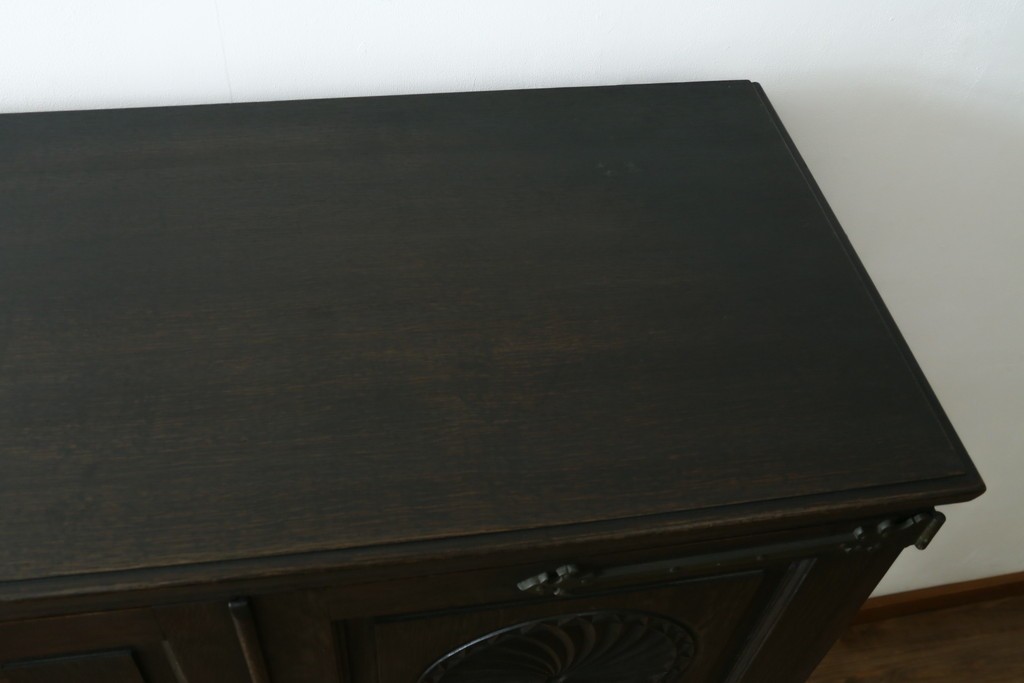 最高級品!!　和製ヴィンテージ　1950年から1960年頃　神戸洋家具　緻密な彫りの意匠が見事なオーク材製チェスト　(R-052117)