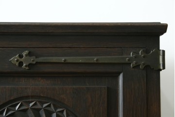 最高級品!!　和製ヴィンテージ　1950年から1960年頃　神戸洋家具　緻密な彫りの意匠が見事なオーク材製チェスト　(R-052117)