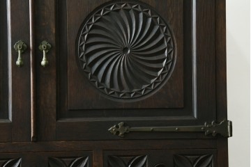 最高級品!!　和製ヴィンテージ　1950年から1960年頃　神戸洋家具　緻密な彫りの意匠が見事なオーク材製チェスト　(R-052117)