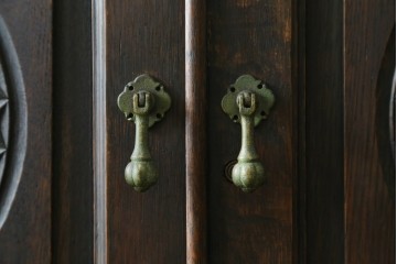 最高級品!!　和製ヴィンテージ　1950年から1960年頃　神戸洋家具　緻密な彫りの意匠が見事なオーク材製チェスト　(R-052117)