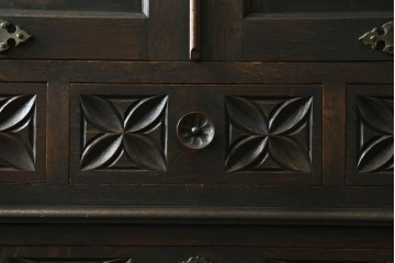 最高級品!!　和製ヴィンテージ　1950年から1960年頃　神戸洋家具　緻密な彫りの意匠が見事なオーク材製チェスト　(R-052117)