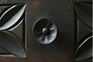 最高級品!!　和製ヴィンテージ　1950年から1960年頃　神戸洋家具　緻密な彫りの意匠が見事なオーク材製チェスト　(R-052117)
