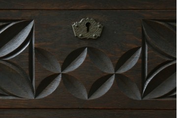 最高級品!!　和製ヴィンテージ　1950年から1960年頃　神戸洋家具　緻密な彫りの意匠が見事なオーク材製チェスト　(R-052117)