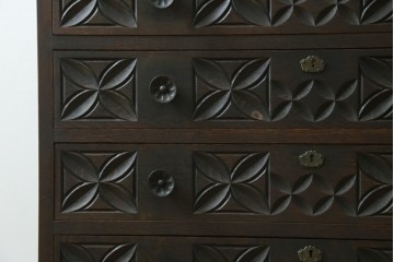 最高級品!!　和製ヴィンテージ　1950年から1960年頃　神戸洋家具　緻密な彫りの意匠が見事なオーク材製チェスト　(R-052117)