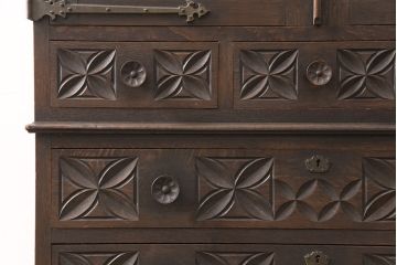 最高級品!!　和製ビンテージ　神戸洋家具　緻密な彫りの意匠が見事なオーク材製チェスト(引き出し、洋服箪笥、衣装箪笥、整理タンス、着物箪笥、ヴィンテージ)(R-052117)