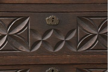 最高級品!!　和製ビンテージ　神戸洋家具　緻密な彫りの意匠が見事なオーク材製チェスト(引き出し、洋服箪笥、衣装箪笥、整理タンス、着物箪笥、ヴィンテージ)(R-052117)