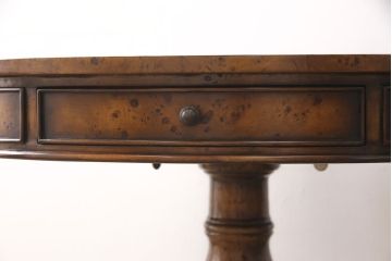 中古美品　イギリス高級家具　MAITLAND SMITH(メートランドスミス)　バーズアイ天板が特徴的な引き出し付きラウンドテーブル(定価約70万円)(ダイニングテーブル)(R-052136)