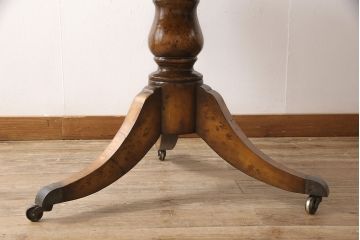 中古美品　イギリス高級家具　MAITLAND SMITH(メートランドスミス)　バーズアイ天板が特徴的な引き出し付きラウンドテーブル(定価約70万円)(ダイニングテーブル)(R-052136)