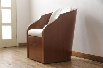 中古美品　高級品　サァラ麻布　洗練された雰囲気が目を引く、収納付き回転椅子(定価約36万円)(ラウンジチェア、イス、1人掛けソファ)(R-052145)