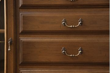 中古美品　カリモク家具(karimoku)　domani(ドマーニ)　QUEENS　LIFE(クイーンズライフ)　クラシカルな佇まいが魅力的なサイドボード(定価約40万円)(戸棚、引き出し、キャビネット)(R-052146)