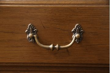 中古美品　カリモク家具(karimoku)　domani(ドマーニ)　QUEENS　LIFE(クイーンズライフ)　クラシカルな佇まいが魅力的なサイドボード(定価約40万円)(戸棚、引き出し、キャビネット)(R-052146)