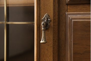 中古美品　カリモク家具(karimoku)　domani(ドマーニ)　QUEENS　LIFE(クイーンズライフ)　クラシカルな佇まいが魅力的なサイドボード(定価約40万円)(戸棚、引き出し、キャビネット)(R-052146)