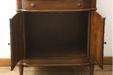 アメリカビンテージ　高級品　本のモチーフがあしらわれた、凝ったデザインが面白いサイドボード(戸棚、キャビネット、ヴィンテージ)(R-052148)