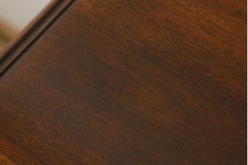 アメリカビンテージ　高級品　本のモチーフがあしらわれた、凝ったデザインが面白いサイドボード(戸棚、キャビネット、ヴィンテージ)(R-052148)