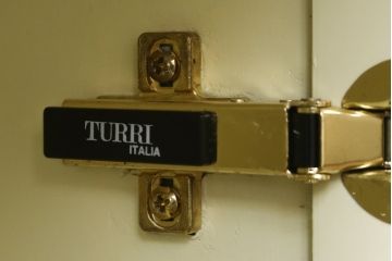 中古　超美品　EURO CASA(ユーロ・カーサ)取り扱い　TURRI(トゥーリ)　ツートーンカラーが美しい特注大型サイドボード(ローボード、収納棚、引き出し、キャビネット)(定価約220万円)(R-052150)