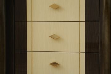 中古　超美品　EURO CASA(ユーロ・カーサ)取り扱い　TURRI(トゥーリ)　ツートーンカラーが美しい特注大型サイドボード(ローボード、収納棚、引き出し、キャビネット)(定価約220万円)(R-052150)