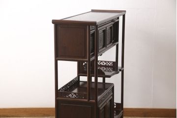 中古　美品　伝統工芸家具　大阪唐木指物　漆塗り　細やかな彫りの意匠が見事な総紫檀(シタン)材製の飾り棚(茶棚、収納棚、戸棚)(定価約80万円)(R-052156)