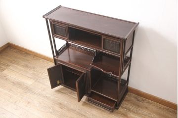 中古　美品　伝統工芸家具　大阪唐木指物　漆塗り　細やかな彫りの意匠が見事な総紫檀(シタン)材製の飾り棚(茶棚、収納棚、戸棚)(定価約80万円)(R-052156)
