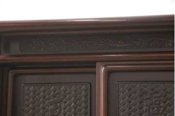中古　美品　伝統工芸家具　大阪唐木指物　漆塗り　細やかな彫りの意匠が見事な総紫檀(シタン)材製の飾り棚(茶棚、収納棚、戸棚)(定価約80万円)(R-052156)