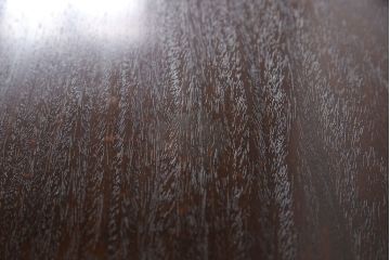 中古　美品　伝統工芸家具　大阪唐木指物　漆塗り　細やかな彫りの意匠が見事な総紫檀(シタン)材製の飾り棚(茶棚、収納棚、戸棚)(定価約80万円)(R-052156)