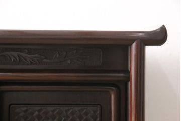 中古　美品　伝統工芸家具　大阪唐木指物　漆塗り　細やかな彫りの意匠が見事な総紫檀(シタン)材製の飾り棚(茶棚、収納棚、戸棚)(定価約80万円)(R-052156)