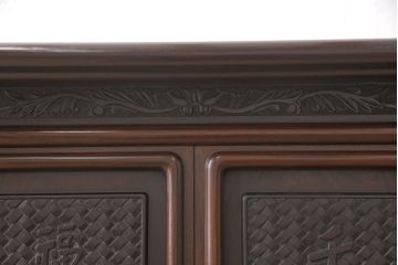 中古　美品　伝統工芸家具　大阪唐木指物　漆塗り　細やかな彫りの意匠が見事な総紫檀(シタン)材製の飾り棚(茶棚、収納棚、戸棚)(定価約80万円)(R-052156)