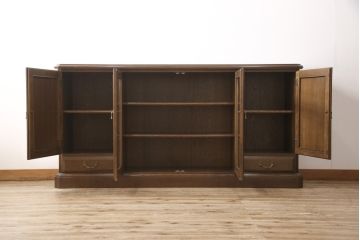 中古　カリモク家具(karimoku)　domani(ドマーニ)　QUEENS　LIFE(クイーンズライフ)　クラシカルな佇まいが魅力的なサイドボード(戸棚、収納棚、キャビネット)(定価約41万円)(R-052158)