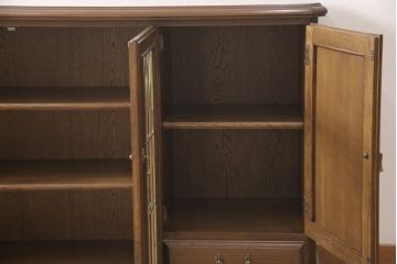 中古　カリモク家具(karimoku)　domani(ドマーニ)　QUEENS　LIFE(クイーンズライフ)　クラシカルな佇まいが魅力的なサイドボード(戸棚、収納棚、キャビネット)(定価約41万円)(R-052158)