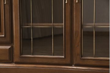 中古　カリモク家具(karimoku)　domani(ドマーニ)　QUEENS　LIFE(クイーンズライフ)　クラシカルな佇まいが魅力的なサイドボード(戸棚、収納棚、キャビネット)(定価約41万円)(R-052158)