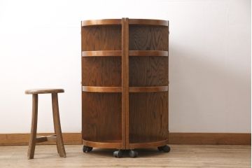 中古美品　カントリーハウス　秋山木工(職人堅木)　ユニークなデザインが目を引く折り畳み丸型飾り棚(陳列棚、本棚、収納棚)(R-052159)