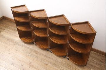 中古美品　カントリーハウス　秋山木工(職人堅木)　ユニークなデザインが目を引く折り畳み丸型飾り棚(陳列棚、本棚、収納棚)(R-052159)