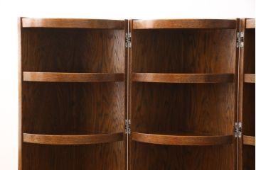中古美品　カントリーハウス　秋山木工(職人堅木)　ユニークなデザインが目を引く折り畳み丸型飾り棚(陳列棚、本棚、収納棚)(R-052159)