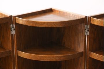 中古美品　カントリーハウス　秋山木工(職人堅木)　ユニークなデザインが目を引く折り畳み丸型飾り棚(陳列棚、本棚、収納棚)(R-052159)