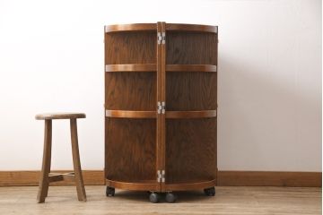 中古美品　カントリーハウス　秋山木工(職人堅木)　ユニークなデザインが目を引く折り畳み丸型飾り棚(陳列棚、本棚、収納棚)(R-052159)