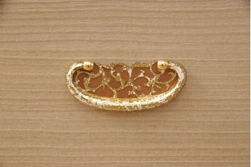 中古　美品　伝統工芸士・中沢和夫作　かくし付き　繊細な金具が上品な雰囲気を高める小引き出し付き加茂総桐箪笥(胴丸、総桐たんす、ワードローブ、衣装箪笥、和タンス、洋服タンス)(定価約100万円)(R-052182)