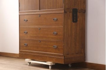 中古　漆塗り　衣装盆付き　落ち着いた色合いが魅力!モダンな空間づくりにおすすめの重ねタンス(並厚、着物箪笥、衣装箪笥、和タンス)(定価約85万円)(R-052183)