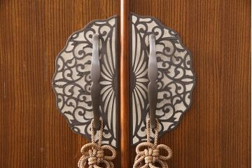 中古　漆塗り　衣装盆付き　落ち着いた色合いが魅力!モダンな空間づくりにおすすめの重ねタンス(並厚、着物箪笥、衣装箪笥、和タンス)(定価約85万円)(R-052183)