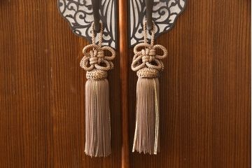 中古　漆塗り　衣装盆付き　落ち着いた色合いが魅力!モダンな空間づくりにおすすめの重ねタンス(並厚、着物箪笥、衣装箪笥、和タンス)(定価約85万円)(R-052183)