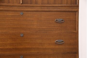 中古　漆塗り　衣装盆付き　落ち着いた色合いが魅力!モダンな空間づくりにおすすめの重ねタンス(並厚、着物箪笥、衣装箪笥、和タンス)(定価約85万円)(R-052183)