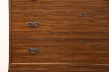 中古　漆塗り　衣装盆付き　落ち着いた色合いが魅力!モダンな空間づくりにおすすめの重ねタンス(並厚、着物箪笥、衣装箪笥、和タンス)(定価約85万円)(R-052183)